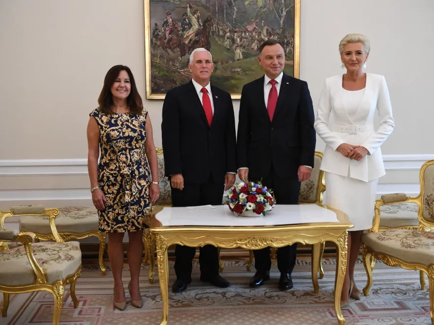 12568379-karen-pence-mike-pence-andrzej.jpg