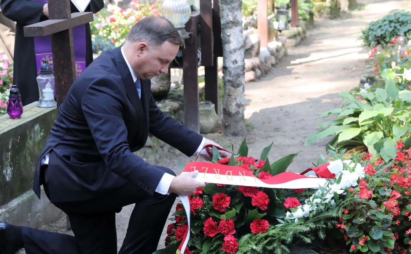 Duda składa wieniec na grobie Tadeusza Mazowieckiego