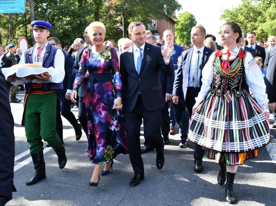 Ciężko się na to patrzy. Agata Duda w przesadnie krzykliwej stylizacji na Dożynkach w Spale. FOTO