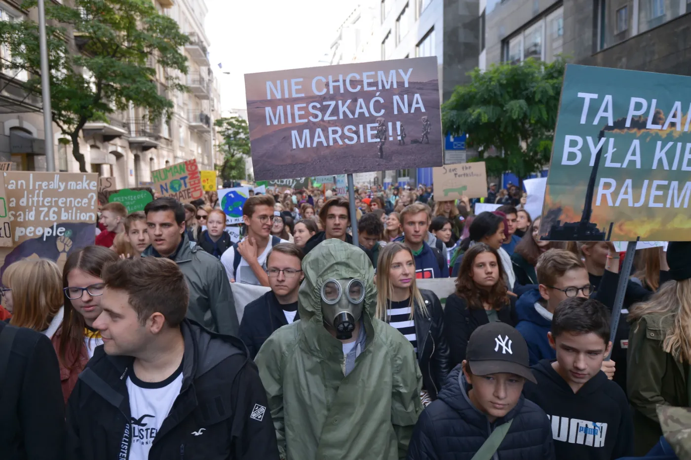 12617729-uczestnicy-mlodziezowego-strajku.jpg