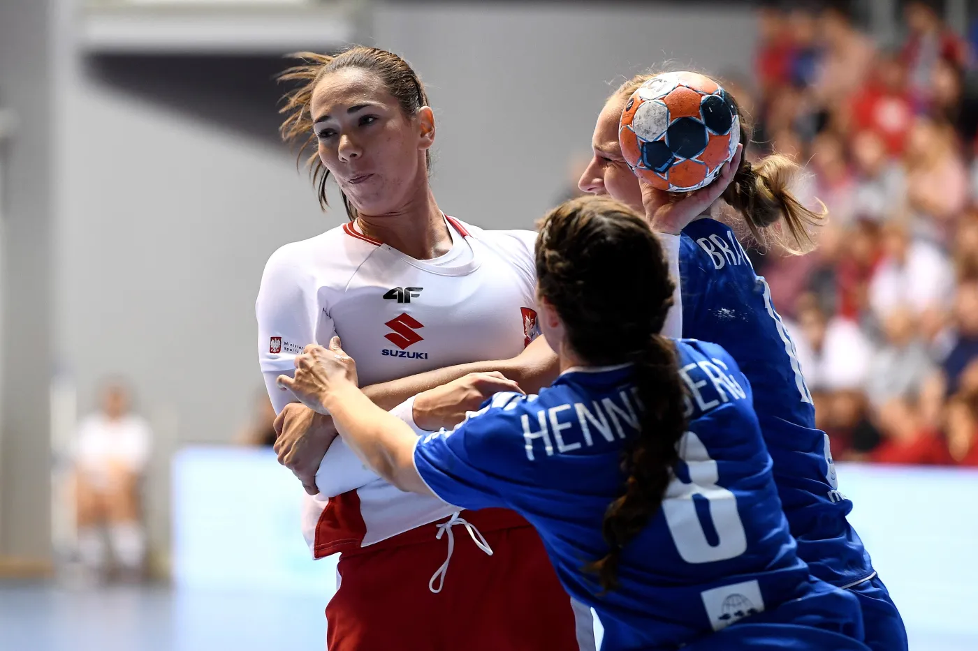 Polka Monika Kobylińska (L) oraz Kristianna Henneberg Joensen (C) i Durita Christophersen Jojić (P) z Wysp Owczych podczas pierwszego meczu eliminacyjnego grupy 7 do mistrzostw Europy 2020 piłkarek ręcznych