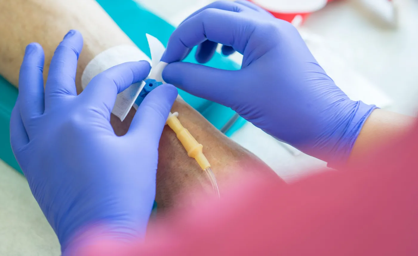 Pacjent z podłączaną kroplówką