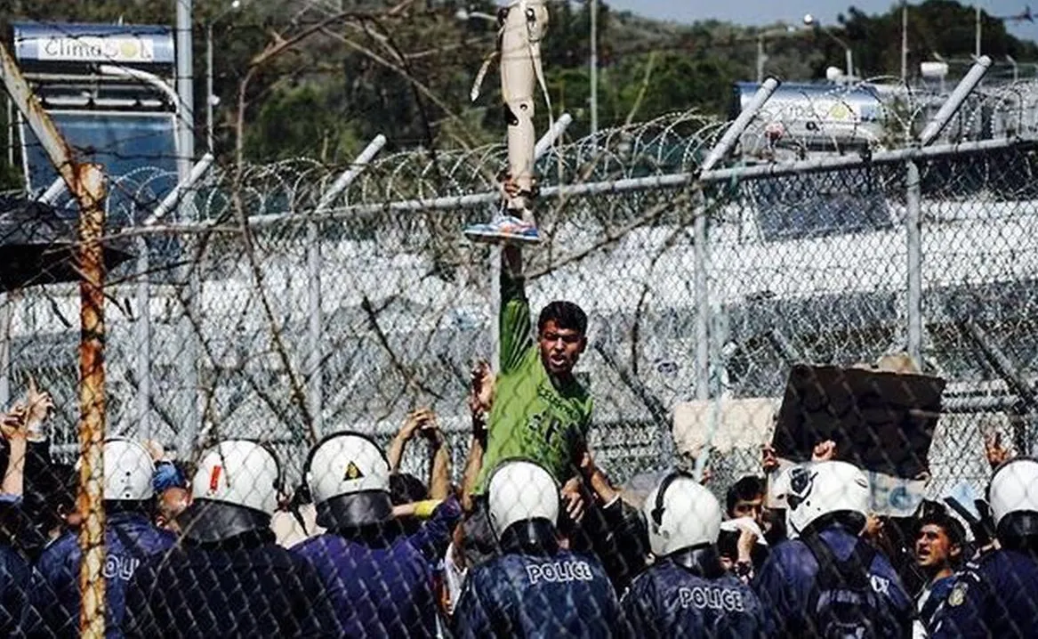 Starcia z policją w obozie dla uchodźców na Lesbos