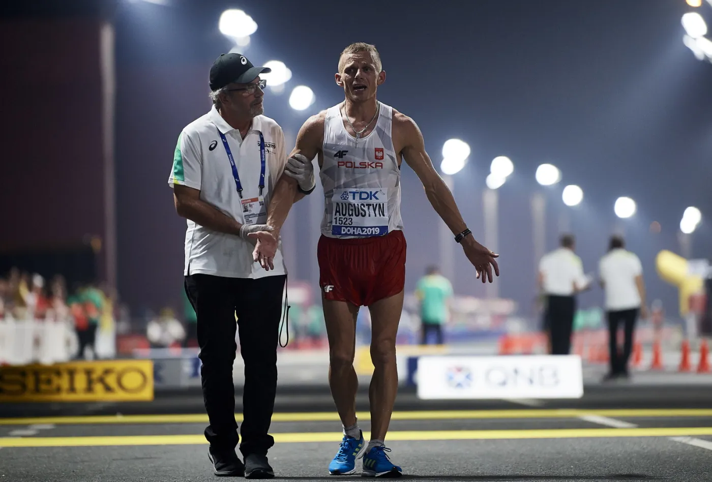 Rafał Augustyn (C) na mecie chodu na 50 km podczas lekkoatletycznych mistrzostw świata w Dausze