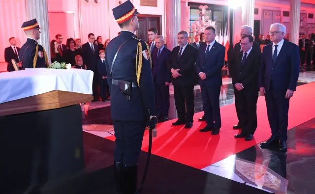 Kondukt żałobny z trumną Kornela Morawieckiego wyruszył sprzed Sejmu