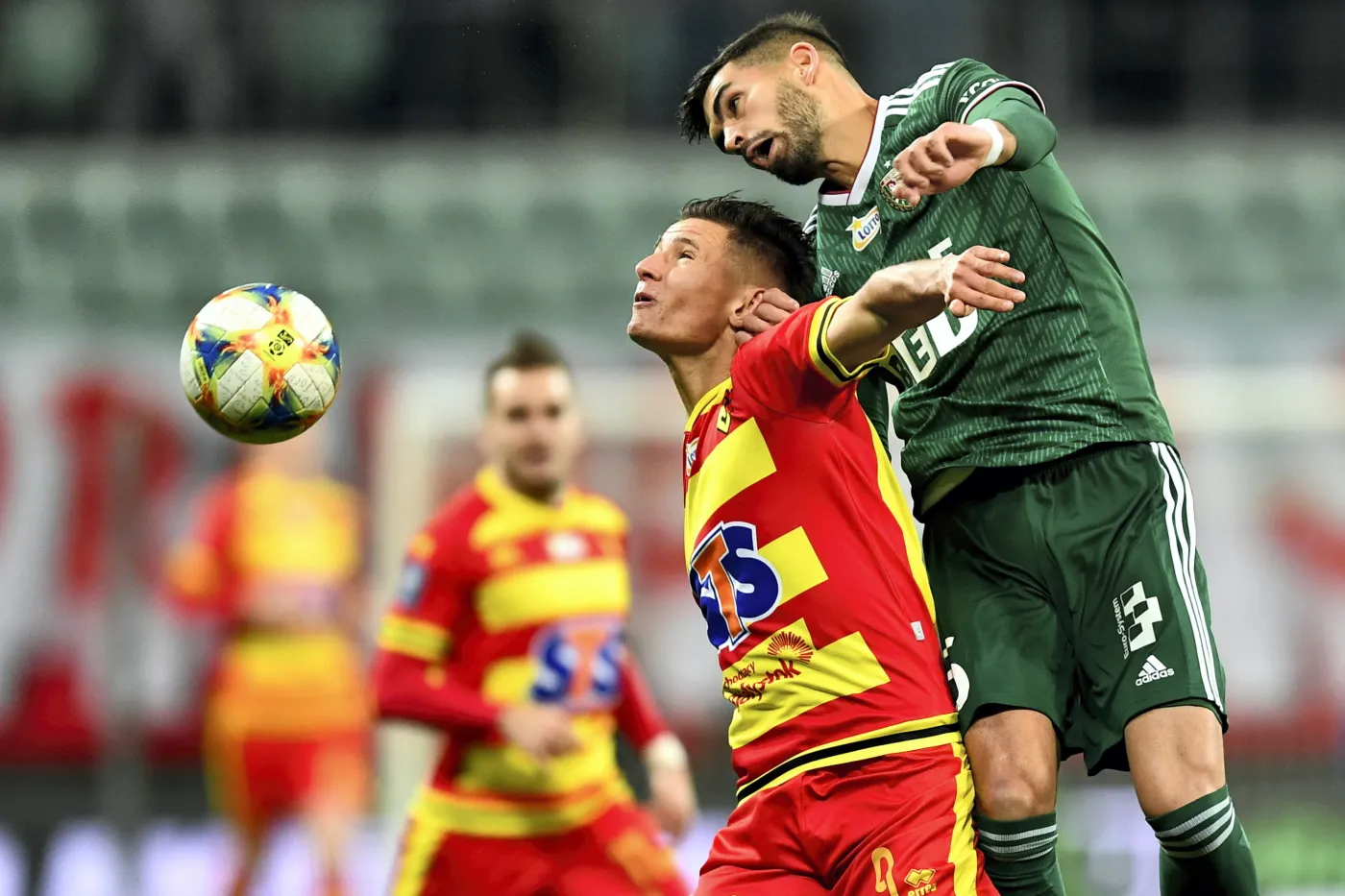 Piłkarz Śląska Wrocław Israel Puerto (P) i Patryk Klimala (L) z Jagiellonii Białystok podczas meczu Ekstraklasy