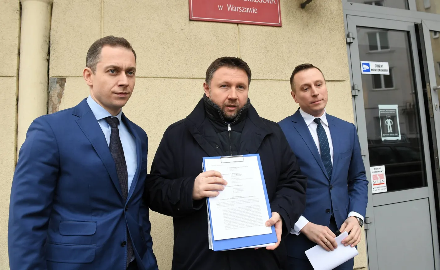 Posłowie Platformy Obywatelskiej Krzysztof Brejza (P), Marcin Kierwiński (C) i Cezary Tomczyk (L) 