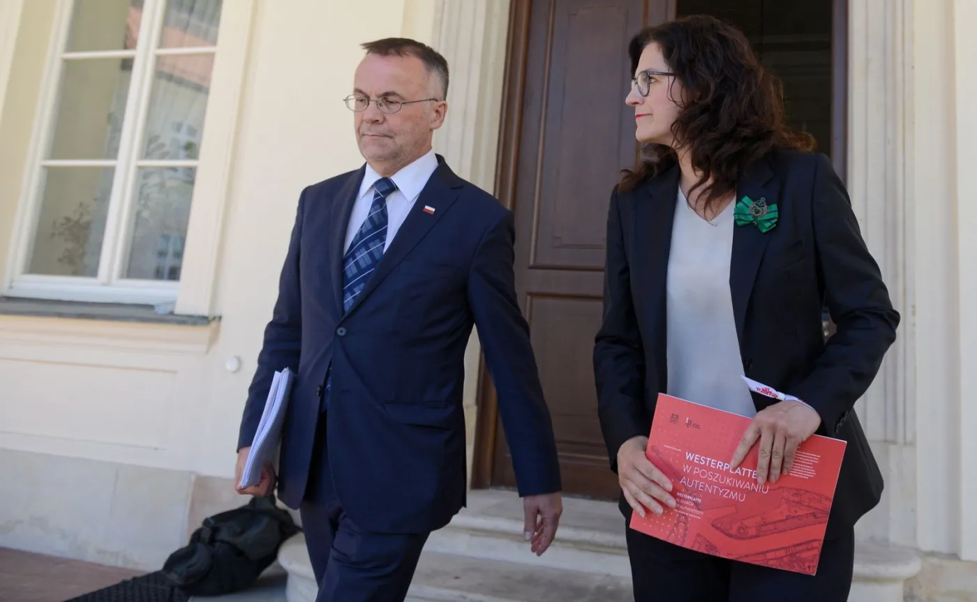 Wiceminister kultury Jarosław Sellin (L) i prezydent Gdańska Aleksandra Dulkiewicz (P) podczas briefingu prasowego, 25 bm. przed MKiDN w Warszawie po spotkaniu w sprawie Westerplatte