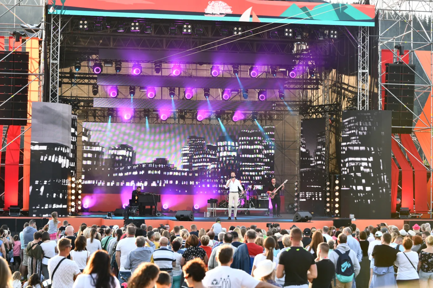 12435221-slawek-uniatowski-scena-glowna.jpg