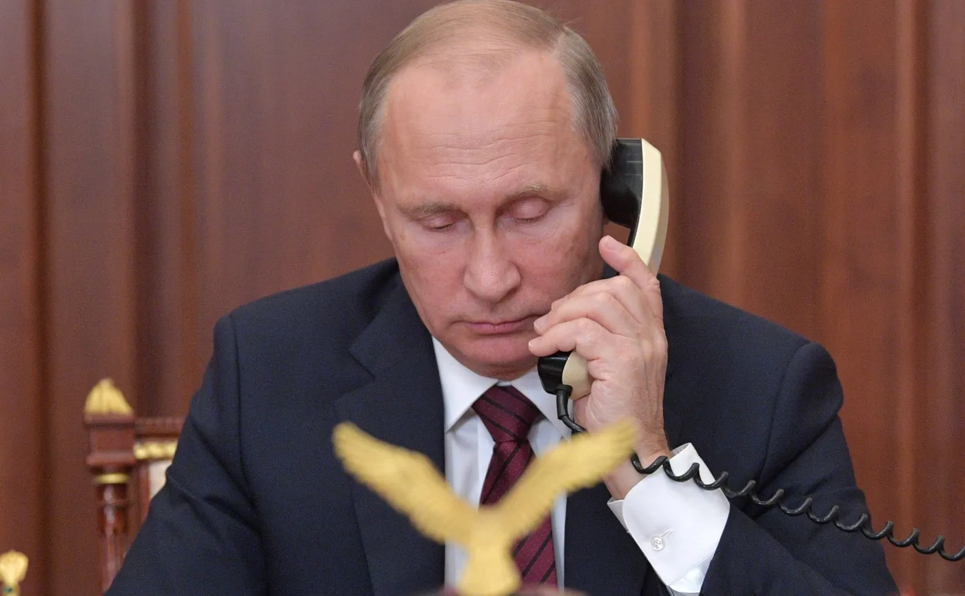 Władimir Putin rozmawia przez telefon