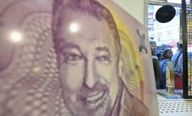 Banknot kolekcjonerski na 80. urodziny Karela Gotta. "Czesi nie mają większego artysty"