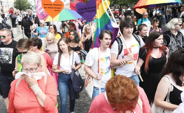 "W Polsce dzieci wychowują pary jednopłciowe: mama i babcia". Wywiad z marszu w Białymstoku hitem sieci [WIDEO]
