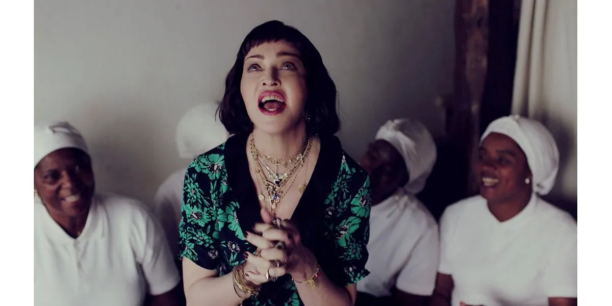 Madonna w klipie do teledysku "Batuka"