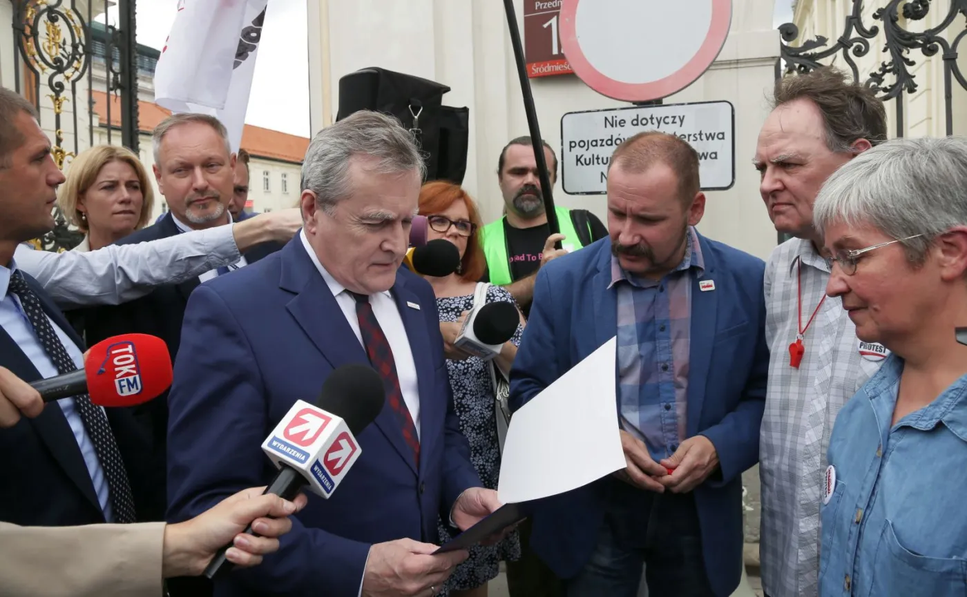 Wicepremier, minister kultury i dziedzictwa narodowego prof. Piotr Gliński (C-L) wyszedł do protestujących związkowców Pracowników Muzeów NSZZ "Solidarność" Regionu Mazowsze przed bramą siedziby resortu, 24 bm. Protestujący domagają się odwołania prof. Jerzego Miziołka ze stanowiska dyrektora Muzeum Narodowego