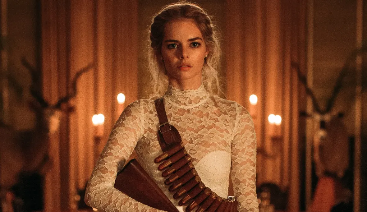 Samara Weaving w filmie "Zabawa w pochowanego"