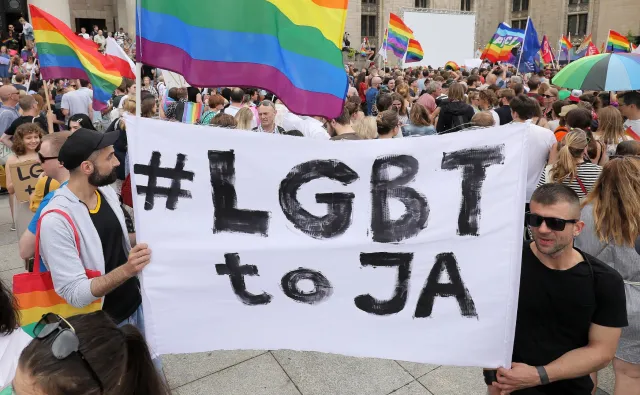 "LGBT to ja". Manifestacja solidarności z Białymstokiem w centrum Warszawy [ZDJĘCIA]