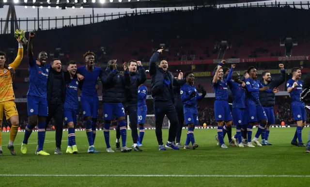 Niesamowita końcówka Chelsea w derbach Londynu. Liverpool nie zwalnia