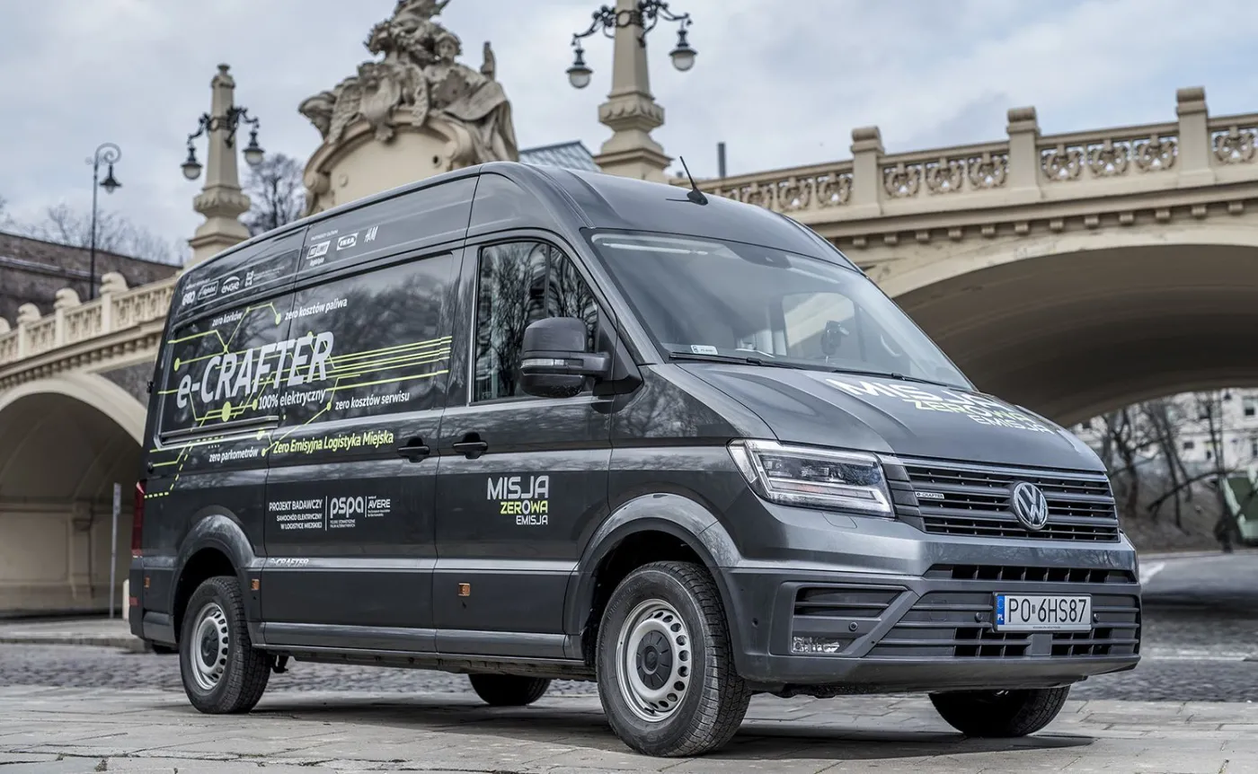 Silnik elektryczny Volkswagena e-Craftera o mocy 136 KM zasilany jest bateriami zamontowanymi pod podłogą, dzięki czemu auto zachowuje ładowność na poziomie jednej tony, a jego przestrzeń ładunkowa to prawie 11 m sześciennych. Zasięg auta to 173 km. Ładowanie do 80 proc. trwa 45 minut
