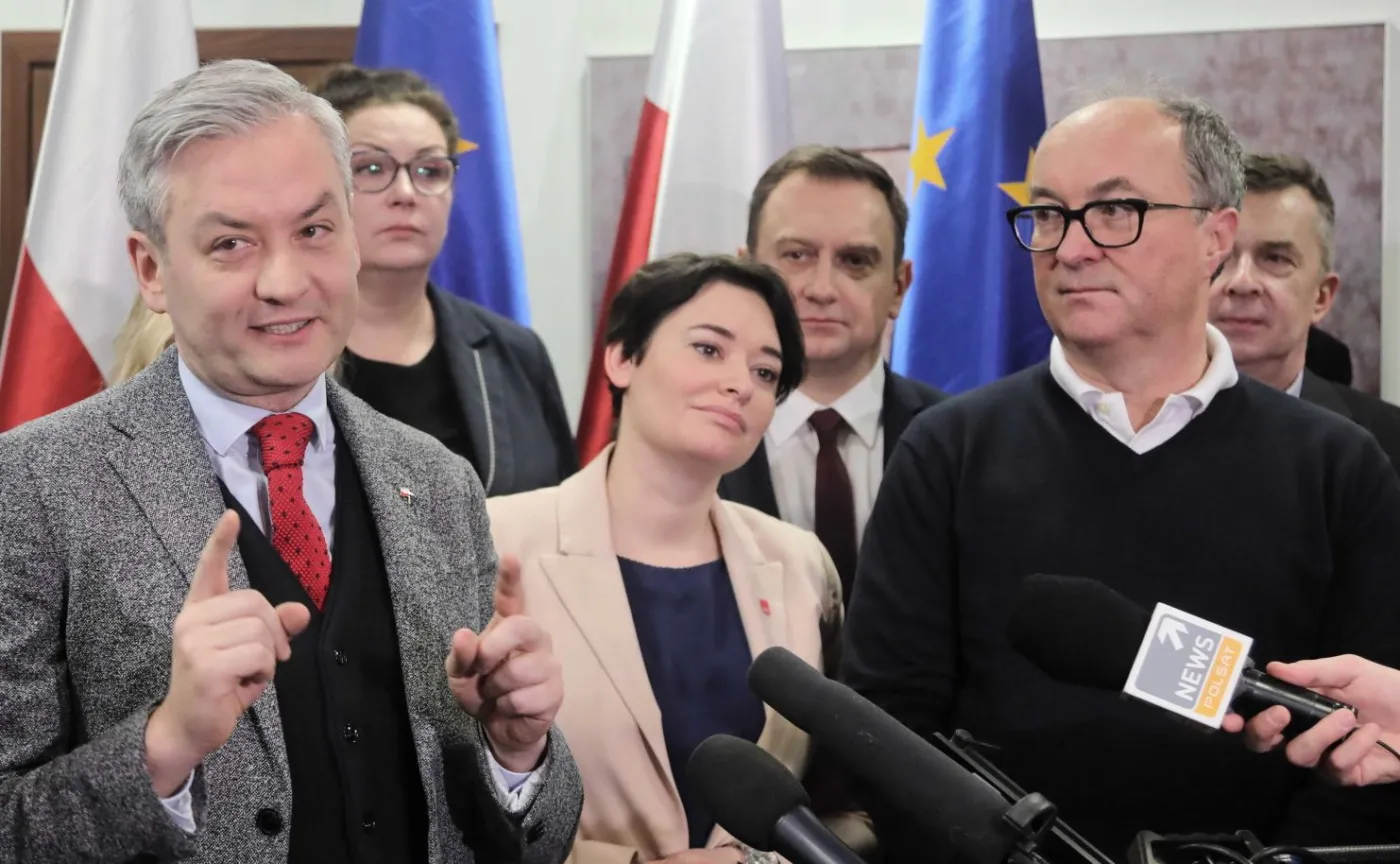 Poseł Lewicy, lider Wiosny Robert Biedroń, szef SLD, wicemarszałek Sejmu Włodzimierz Czarzasty, poseł Lewicy Anna Maria Żukowska  podczas konferencji prasowej w siedzibie SLD w Warszawie