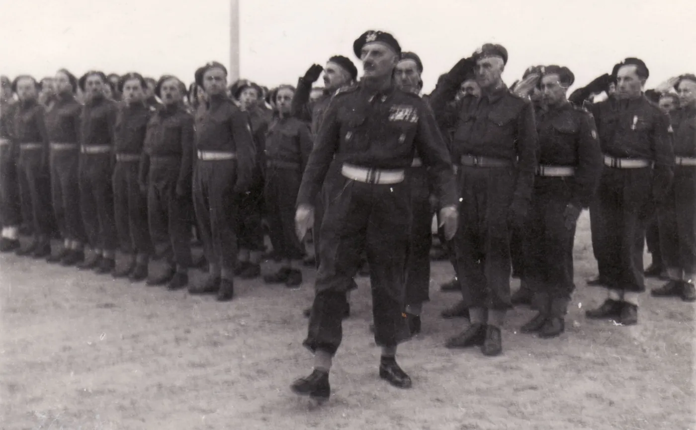 Generał Władysław Anders podczas inspekcji w polskiej szkole w Casarano we Włoszech w 1946 roku