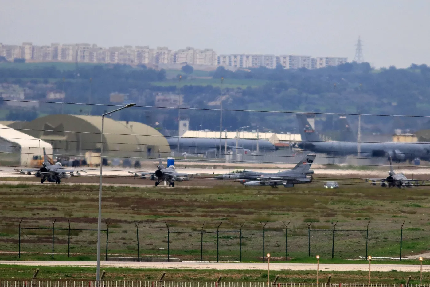 Tureckie samoloty w bazie Incirlik