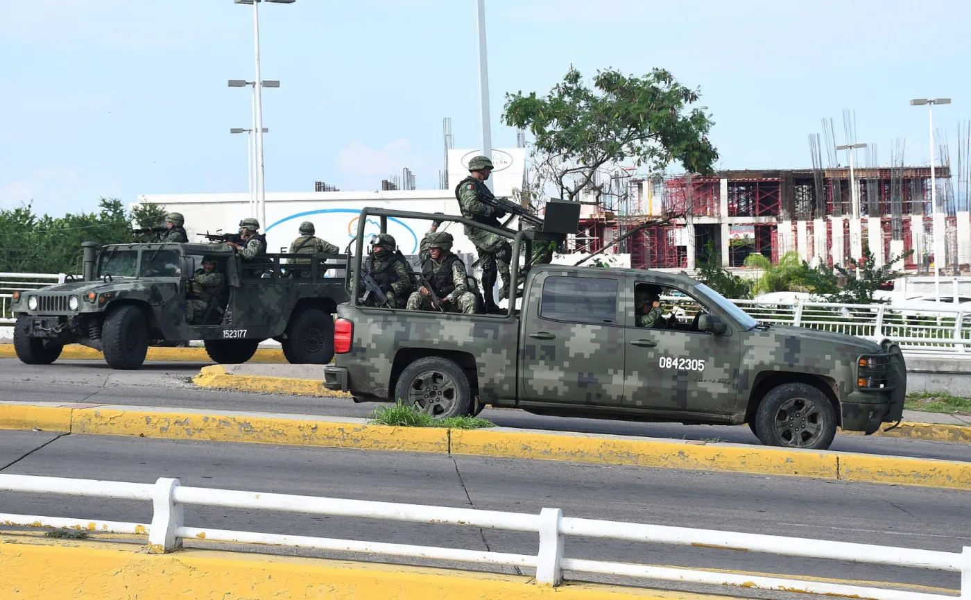 Sceny jak z ostatniego Rambo. Gangi narkotykowe odbiły syna El Chapo z rąk policji [ZDJĘCIA]