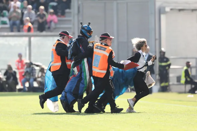 Liga włoska: W trakcie meczu Sassuolo-Inter na boisku wylądował... spadochroniarz [WIDEO]