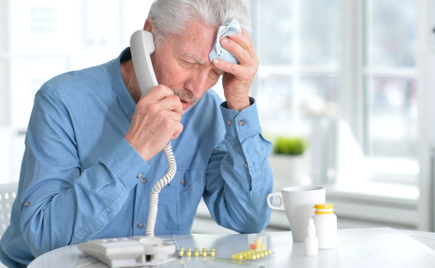 Mężczyzna rozmawia przez telefon