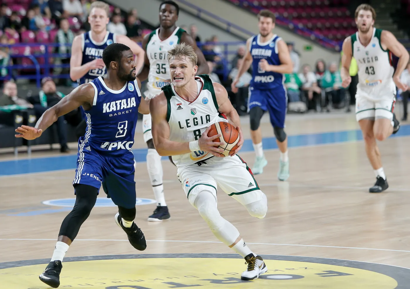 Koszykarz Legii Warszawa Filip Matczak (P) i Jarred Ogungbemi-Jackson (L) z Kataji Basket Joensuu podczas meczu grupy H Pucharu Europy FIBA