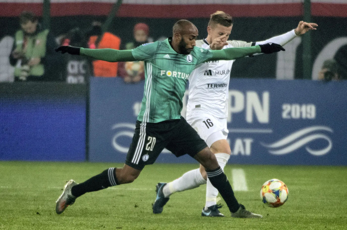Piłkarz Widzewa Łódź Bartłomiej Poczobut (P) i Jose Kante (L) z Legii Warszawa podczas meczu 1/16 finału Pucharu Polski