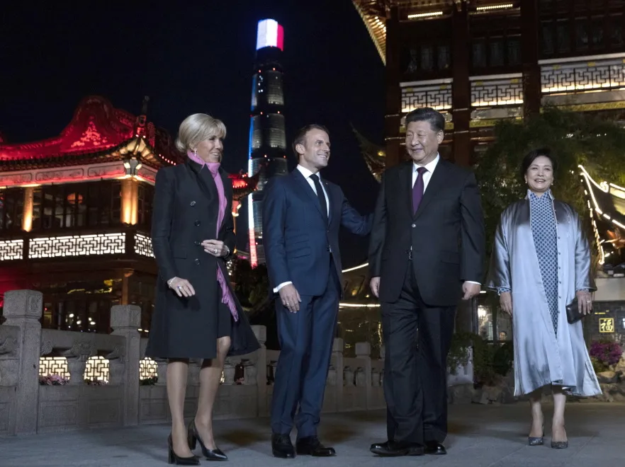 12722609-emmanuel-macron-brigitte-macron.jpg