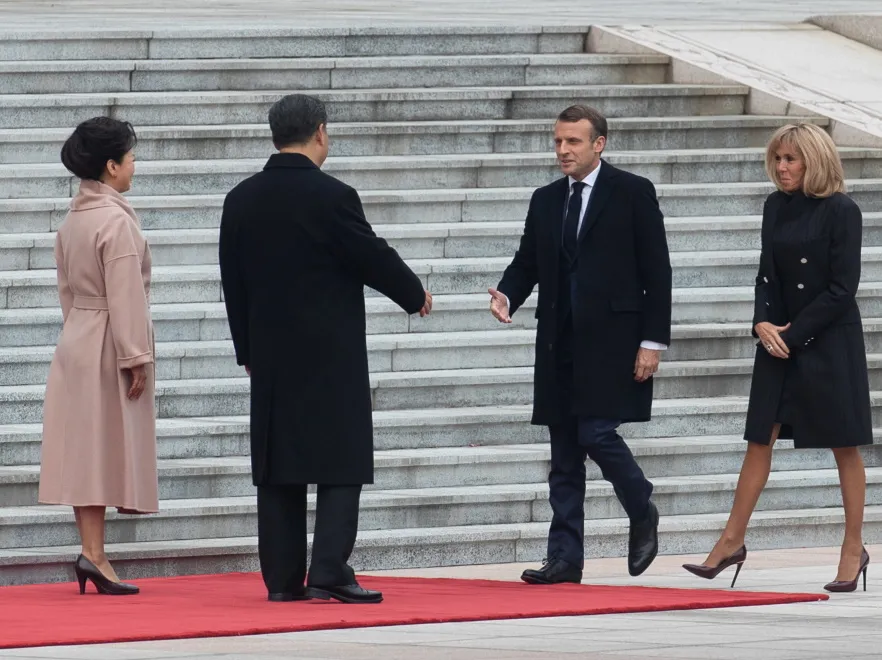 12722638-emmanuel-macron-brigitte-macron.jpg