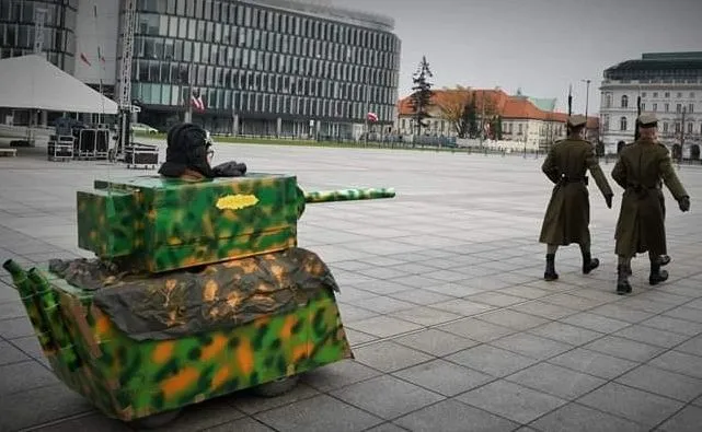 Tekturowy czołg KOD / @sjkaleta