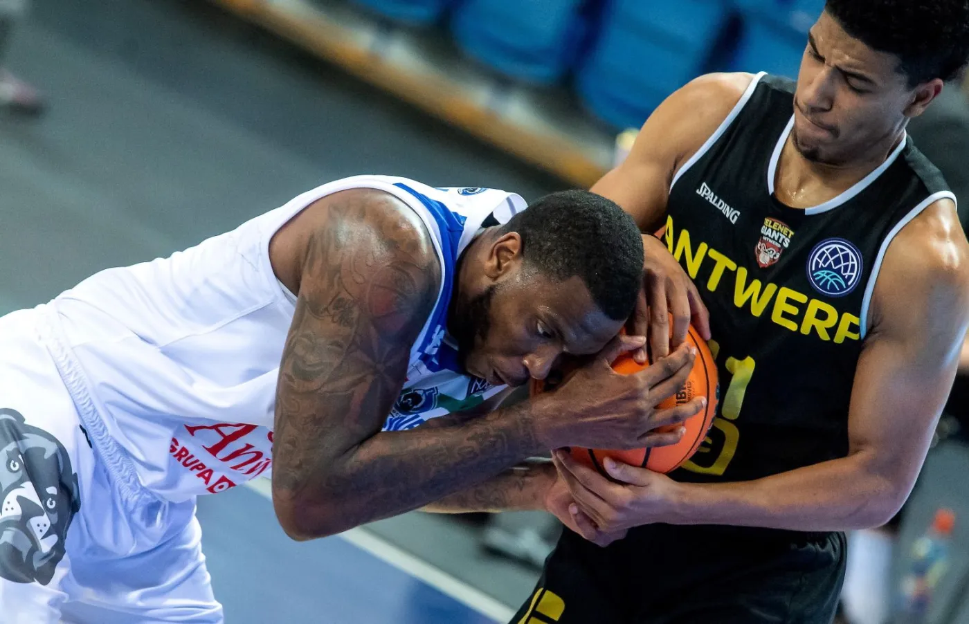 Koszykarz Anwilu Włocławek Shawn Jones (L) i Victor Sanders (P) z Telenetu Giants Antwerpii