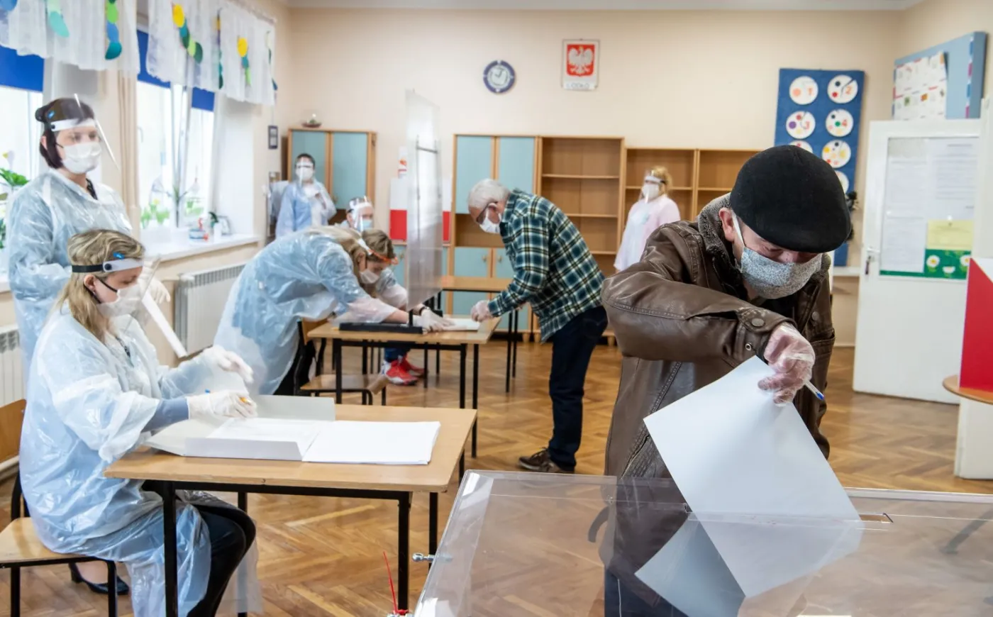 Maseczki, rękawiczki i jednorazowe długopisy. Wybory pod specjalnym nadzorem