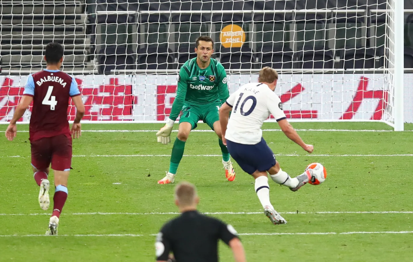 Fabiański puścił dwa gole w derbach Londynu. West Ham w coraz trudniejszej sytuacji