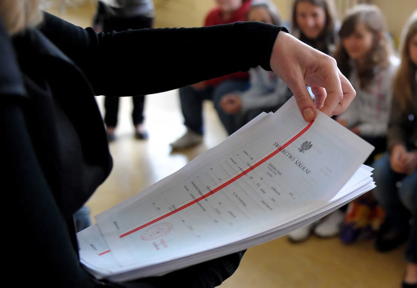 Kłopotliwe świadectwa z czerwonym paskiem. Kto zapłaci za ponadprzeciętne wyniki uczniów?