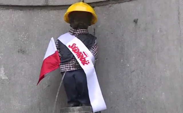 Manneken Pis, czyli symbol Brukseli, w stroju polskiego stoczniowca. Zobacz WIDEO