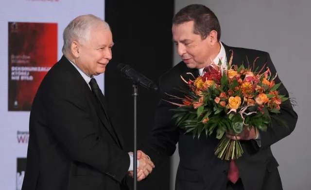 Kaczyński i Wildstein razem na scenie bez maseczek. Dworczyk:  Nie doszło do złamania przepisów