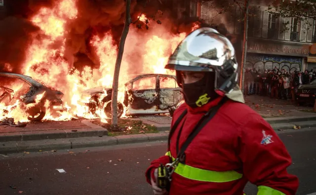Ogromne zamieszki we Francji i duże zniszczenia. Ataki na policjantów, jest wielu rannych