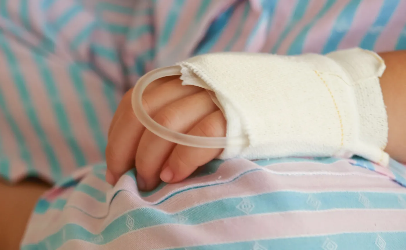 Ręka dziecka leżącego w szpitalu