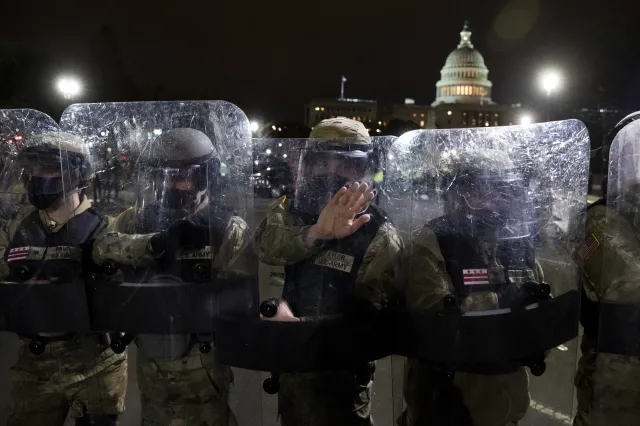 Zwolennicy Trumpa demonstrowali pod Kapitolem. "USA zmieniły się już w Rosję?"