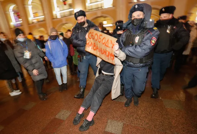 Masowe zatrzymania w Petersburgu. Chodzi o obrońców Nawalnego