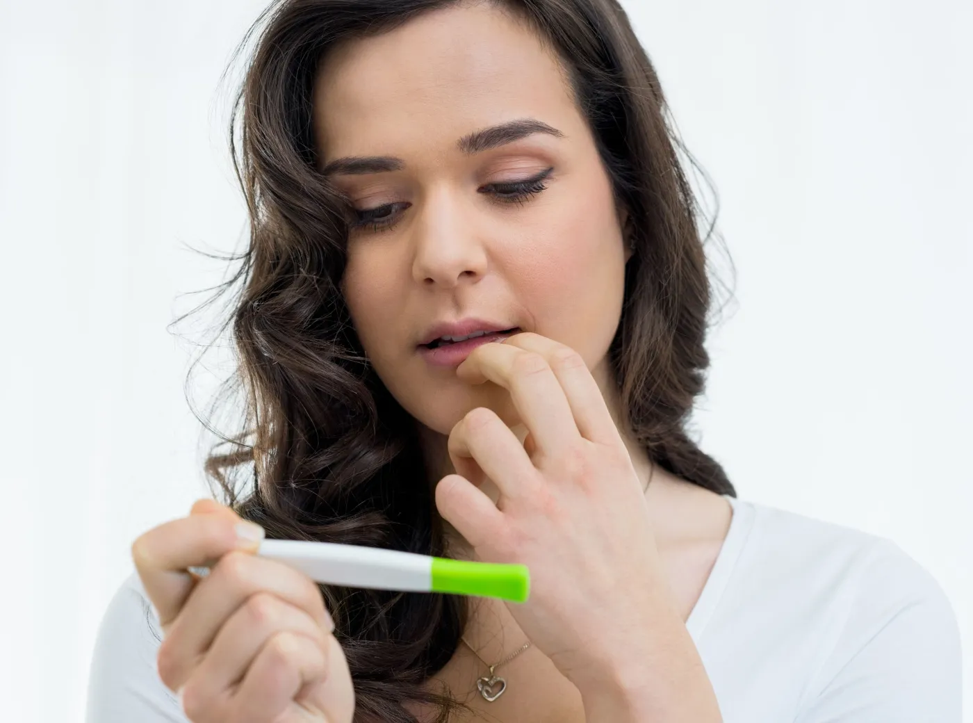 Kobieta patrzy na test ciążowy