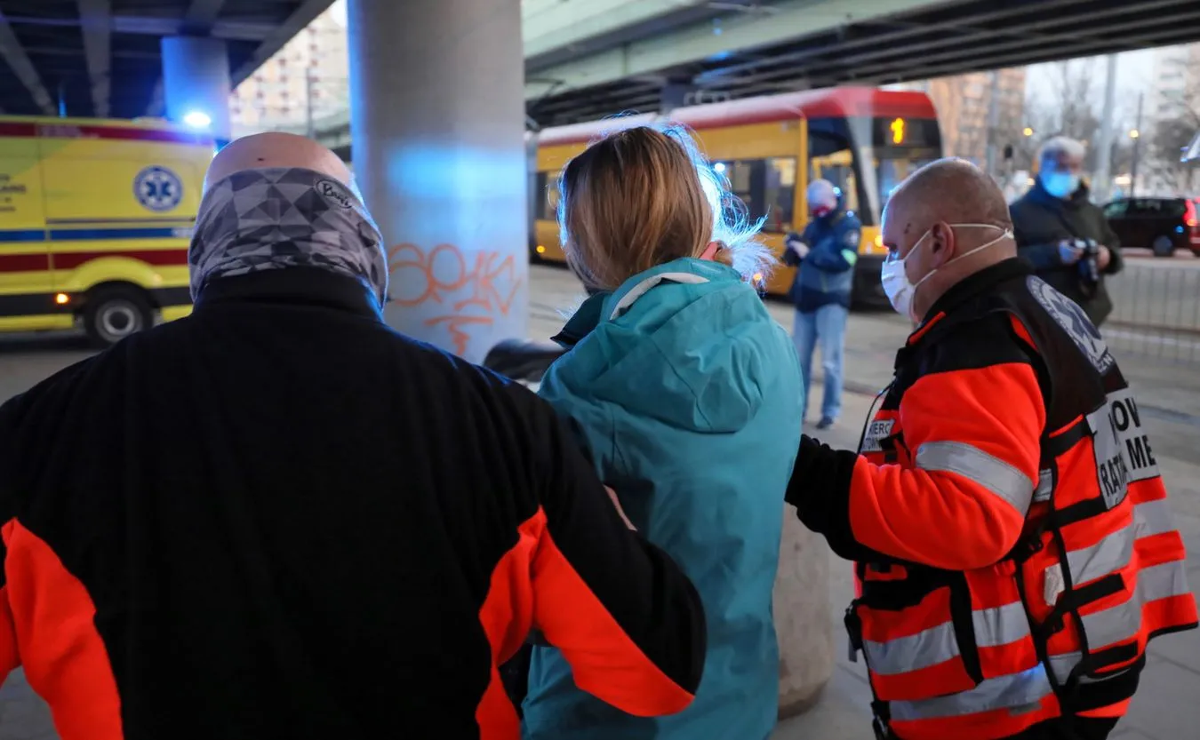 Zderzenie tramwajów w Warszawie. Zabrakło karetek dla poszkodowanych [WIDEO]