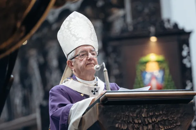 Stolica Apostolska zdecydowała: Odsuwa arcybiskupa Głodzia i biskupa Janiaka