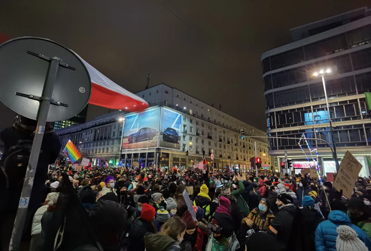Kolejny akt oskarżenia przeciwko "Babci Kasi". Miała uderzyć policjanta flagą