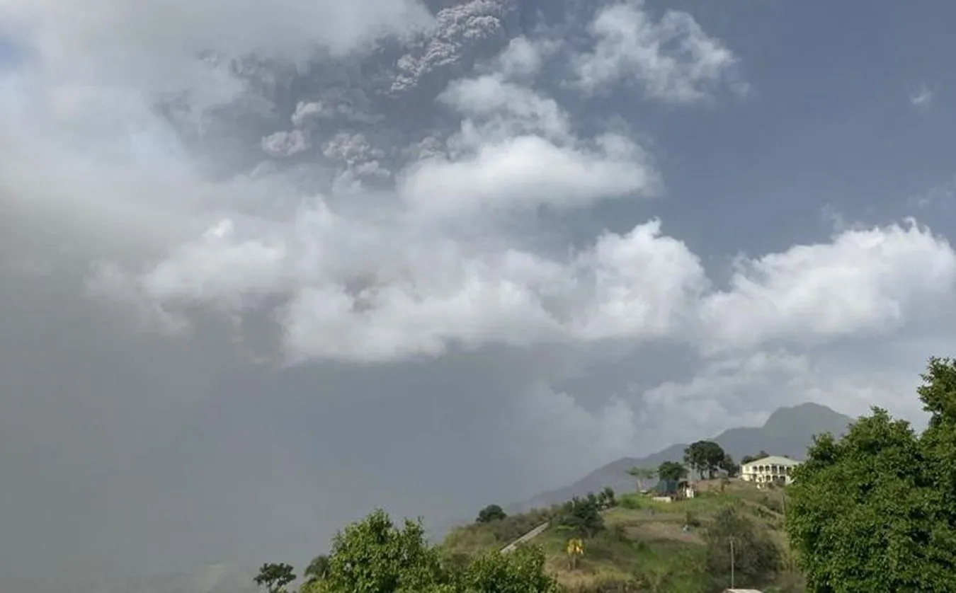 Erupcja wulkanu na wyspie Saint Vincent. Pierwsza od ponad czterech dekad [WIDEO]