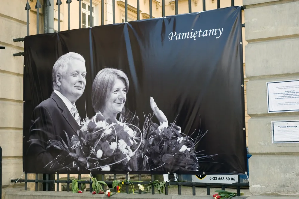 Zamalował znak "Skwer im. Lecha i Marii Kaczyńskich". 27-latek odpowie przed sądem