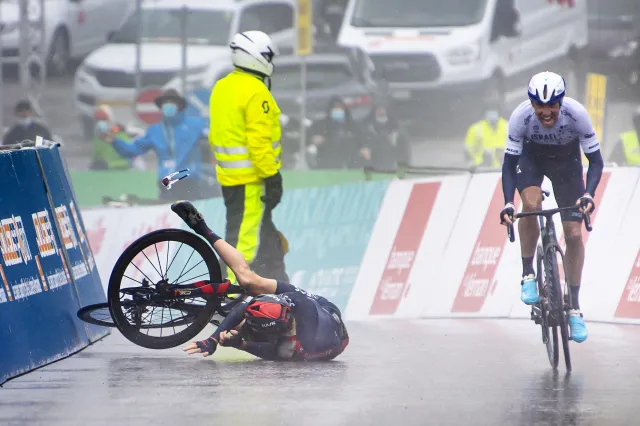 Thomas przewrócił się przed metą. Woods wygrał królewski etap Tour de Romandie